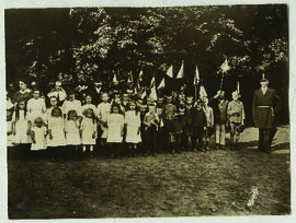 "1094 Kinder aus St.Erffert in Lothringen erwarten mit ihrem Lehrer die Ankunft des deutsche...