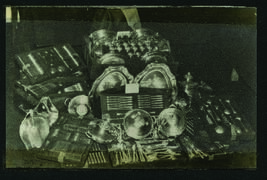 Exposición de cuberterías, fuentes y otros enseres de mesa