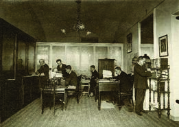 "Personal trabajando en las oficinas"