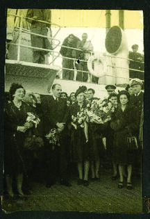 Los Infantes don Jaime y doña Cristina en el puerto de Barcelona al pie del buque "Cabo de H...