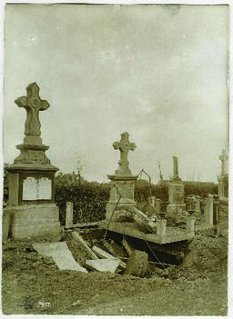 "1019 Bilder von der Westfront. Durch feindliches Feuer zerstörte französische Gräber bei Le...