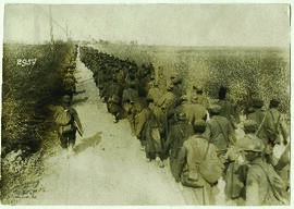 "637 Transport Gefangener auf dem Wege zur Sammelstelle."