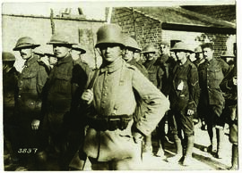 "1293. Zum siegreichen Durchbruch in Ostgalizien. Erbeutete russische Minenwerfer an der Str...