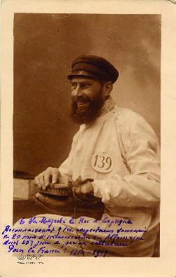 Retrato sedente en tres cuartos de prisionero francés, dedicado al Rey Alfonso XIII por su labor ...