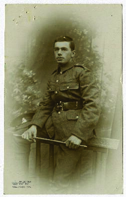 Retrato de tres cuartos del soldado George Rawling