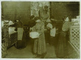 "896 Deutsche Frauen, welche Männerarbeit leisten. Pakete an russische Kriegsgefangene werde...