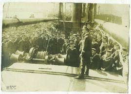 "No.108 Zur Rückkehr der "Möwe": Graf Dohna-Schlodien bei einer Ansprache an seine...