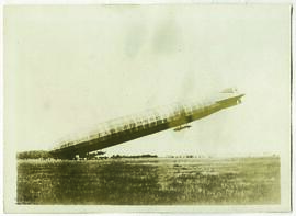 "578 Deutscher Flugplatz in Feindesland. Landung eines deutschen Luftschiffes in Feindesland...