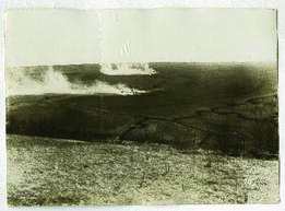 "236 Sturmtruppübungen. Vorgehender Sturmtrupp gegen die feindlichen Drahthindernisse."