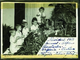 Los hijos de la infanta Esperanza y el príncipe Gastón de Orleans posando junto al Belen