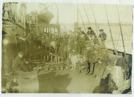 "109 Zur Rückkehr der "Möwe": Die tapfere Mannschaft an Deck der "Möwe" ...