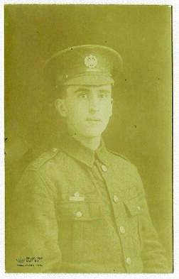 Retrato de medio cuerpo del soldado Albert Ficher