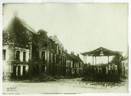 "182 Der Markt von La Bassee. Links das Rathaus von den Engländern fast völlig zerschossen.&...