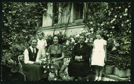 Las Infantas Isabel Alfonsa  y Esperanza  posan con algunos de sus hijos