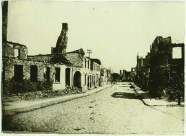 "307 Marktplatz in Darkehmen, das von den Russen zerstört wurde."