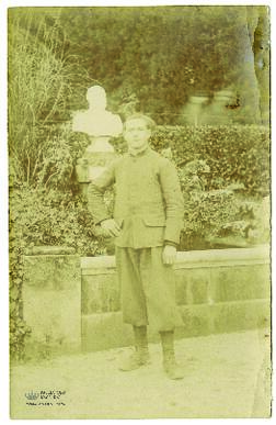 El soldado Yppolyte Palhauries posa en el jardín de una residencia