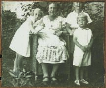 La Infanta Isabel Alfonsa con sus hijos