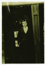 El soldado J. Lightfoot posando en la entrada de su residencia