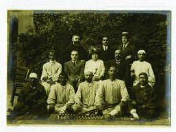 Retrato de los integrantes de la Legación española y colaboradores de la Cruz Roja en Constantino...