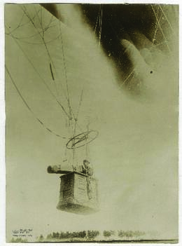 "1230 Bei einer Fesselballon-Abteilung. Photographische Fernkamera im Ballonkorb."