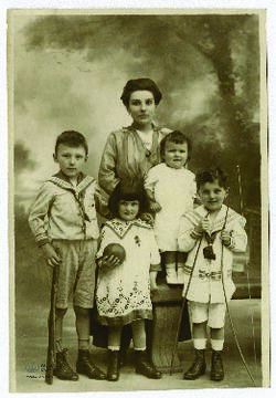 Madame Creplet posa con sus cuatro hijos