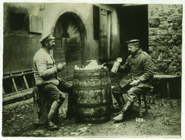 "1221 Zwei Bayerische Soldaten beim Frühstück."