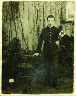 Retrato de cuerpo entero de Pol Arys, diplomado de la Cruz Roja