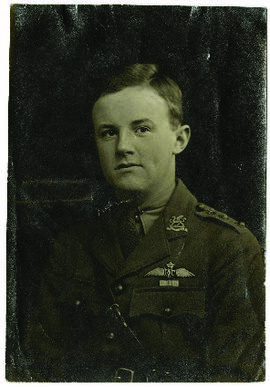 Retrato de medio cuerpo del capitán Frank Neville Hudson