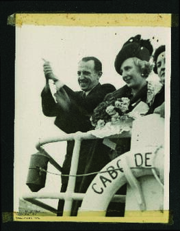 La Infanta Cristina y el infante don Jaime a bordo  del buque "Cabo de Hornos"