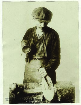 "1161 Beschäftigung der Belgier und Vlamen während des Krieges. Belgische Pantoffelmacher be...