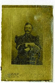 Retrato de medio cuerpo del sargento Albert Leon Dominique