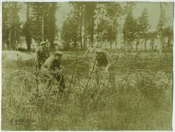 "1085 Aus dem Westen. Aufstellen spanischer Reiter."