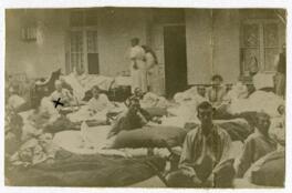 El soldado Charles Hebert señalado entre los heridos que descansan en una sala de un Hospital de ...