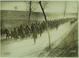 "634 Bei Craonne gefangene Franzosen werden hinter die Linie gebracht."