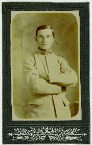 Retrato de tres cuartos del soldado George Henry Merridew