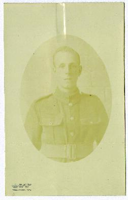 Retrato de medio cuerpo del soldado Joseph Allen