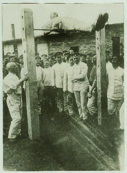 "766 Aus einem deutschen Gefangenenlager. Russische Gefangene beim Turnen."