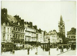 "570. Französische Granaten auf Douai. Der Marktplatz von Douai. Im Hintergrunde das schöne ...