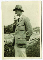 El capitán Scott Lorimer posando en paraje campestre con atuendo civil