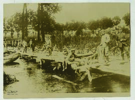 "1095 Deutsche Armierungssoldaten beim Brückenbau an der Maas."