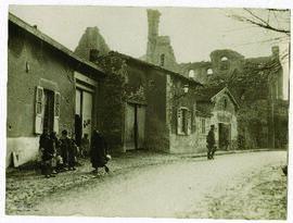 "316 Eine Strasse in dem von den Franzosen zeschossenen Cernay. Im Hintergrund die zerstörte...