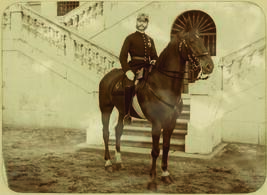 Alfonso XII a caballo en el exterior del Palacio