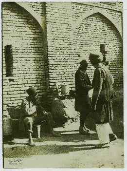 "1360 Aus Persien. Teehändler, wie man sie überall in den Strassen des Orients sieht."