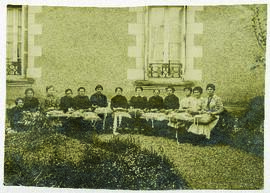 Grupo de chicas belgas posan en el exterior de la Abadía de la Santa Cruz de Poitiers haciendo la...