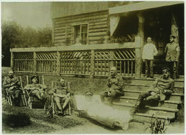 "1586 Ostl. Kriegsschauplatz. Deutsche Offiziere vor einem Lazarett bei Lida."