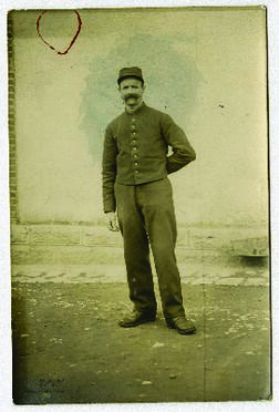 Retrato de cuerpo entero del soldado Louis Tourlourat