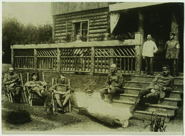 "1586 Ostl. Kriegsschauplatz. Deutsche Offiziere vor einem Lazarett bei Lida."