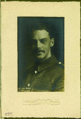 Retrato de busto del soldado británico C. Dering