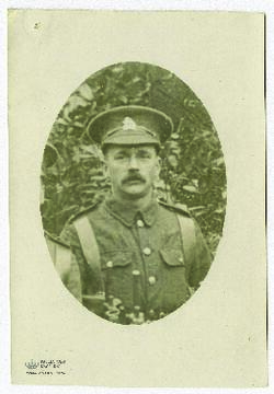 Retrato de medio cuerpo del soldado A.D. Marshall