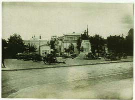 "1578 Zu den Kämpfen in Rumänien. Erbeutete russiche Geschütze auf dem Tribunalplatz in Focs...